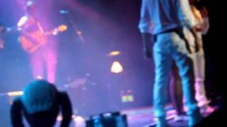 Chioma debuter på scenen med Erik og  Kriss. Hun synger " Rundt fingern"