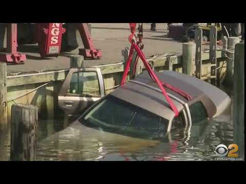 Couple Rescued By Good Samaritans Police After Car Goes Into Canal Off Montauk Highway 2020 10 20 en