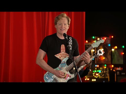 コナン＆ザ・ベーシック・ケーブル・バンドが "Santa Claus Is Back In Town "を披露 (Conan & The Basic Cable Band Perform "Santa Claus Is Back In Town")