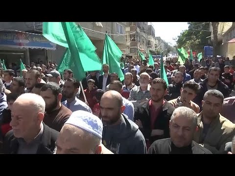 شاهد أنصار حماس يتظاهرون احتجاجا على المداهمات الإسرائيلية في الضفة الغربية
