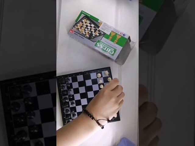 Vídeo relacionado con APOMOONS 4en1 Magnéticos Juegos de Viaje, Juegos de Viaje Clásicos Magnéticos Juego Magnético Portátil Ajedrez Magnetico Ajedrez Volador Portátil para Familia,Vacaciones,Fiesta
