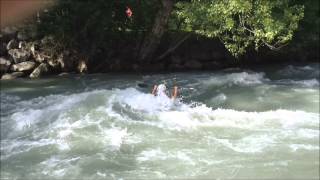 preview picture of video 'kayak freestyle dans la vague à Aime sur l'isère'
