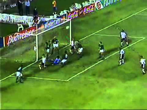 Gol roubado leva Corínthians a final do Mundial de 2000