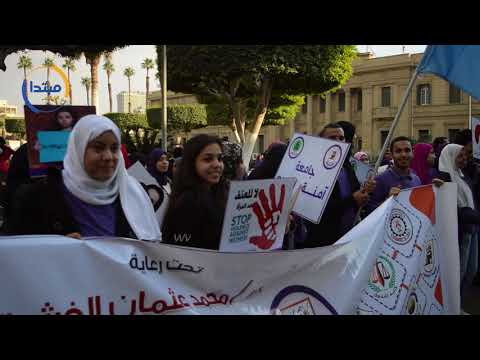 طالبات جامعة القاهرة يتحدين العنف فى وقفة بالافتات