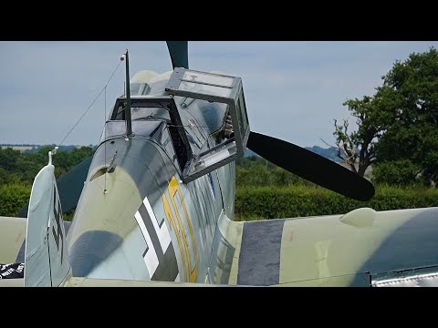 Spitfire v Me 109 Battle of Britain Scenario - Battle of Britain Airshow - Aero Legends