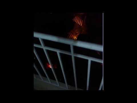 Explosão no poste. Susto da porra. Fazendo voz de medo.