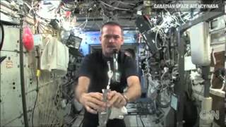 Что будет, если выжать мокрую салфетку в космосе - Видео онлайн