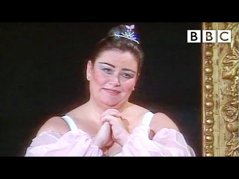 Dawn French’s HILARIOUS ballet duet with Darcey Bussell 😂 The Vicar of Dibley - BBC