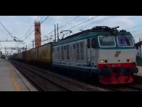 Transito alla Stazione di Istrana (TV) E.652 121 con container e intermodali
