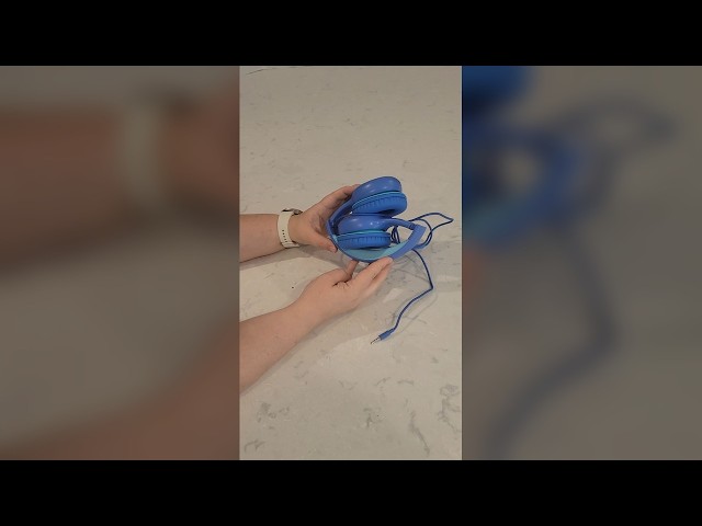 Vídeo relacionado con Batman DC0261 - Auriculares de Diadema Cerrados con función de Seguridad de limite de Volumen a 85 db para niños Entre 3 y 7 años, Compatible con Smartphones, Tablets y Dispositivos MP3, Color Azul