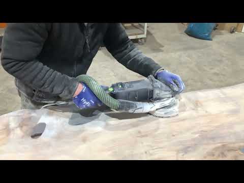 Feinschleifen einer mit Epoxid ausgegossenen Naturkanten Tischplatte