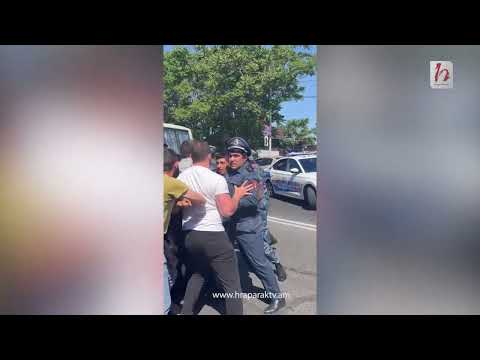 Քաղաքացիները ոստիկաններին թույլ չեն տալիս դրոշ ծածանող տղային տանել