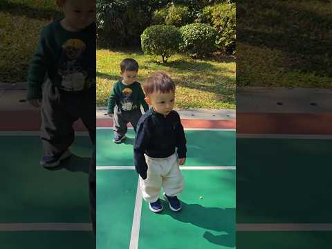 阿姨怕山上有蛇让他俩出来 Olsen先出来了 Owen不出来还想在里面玩 Olsen进去把哥哥拽出来了 送到地面上长舒一口气的感觉😂 #叶海洋