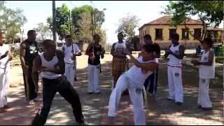 preview picture of video 'Associação Capoeira Livre - 21/10/2012 - Pains - Roda de rua - 02/02'