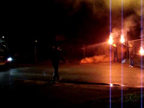 Fakkels bij terugkomst spelers laatste wedstrijd TOP Oss