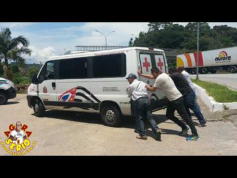 Fim da Picada pacientes empurrando ambulância