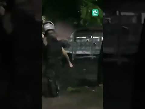 Policial militar resgata mãe e filho durante enchente em Fortaleza