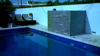 Piscina con cascada y tobogan