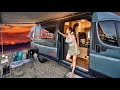 Luxuriöses Van Leben Fantastisches Camping An Einem Geheimen Strand Waschen Essen Und Schlafen