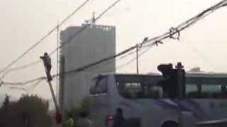 Chinese Electrical Engineer: A nut fixing electrical line