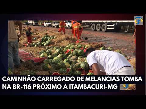 Caminhão carregado de melancias tomba na BR-116 próximo a Itambacuri-MG