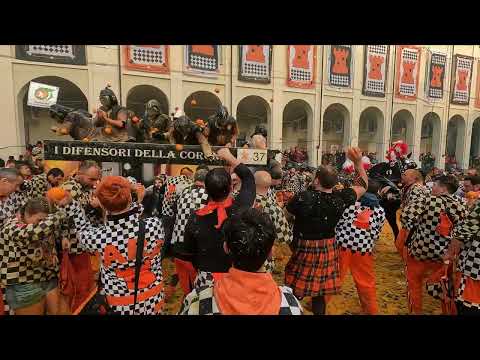 Gli Scacchi   Piazza Ottinetti - Carnevale di Ivrea 2023 - Battaglia delle Arance