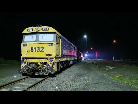5PM5 Pacific National Freight Train Passes Stabled Locomotive (21/6/2020) - PoathTV Railways