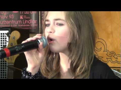Marie (11 Jahre) singt live: Read all about it - Cover