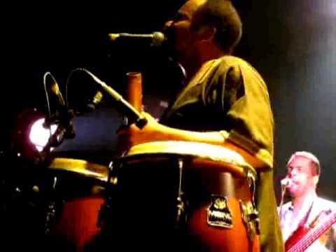 Bonga en concert à Paris.