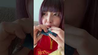 マックの服着てるけどおやつ食べてる
