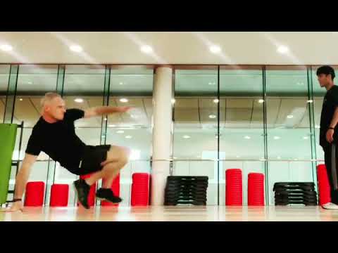 バトル・レディ！！ ???自分のセットを構築し、マスターBBoyと一緒にビートに乗っています。 (Battle Ready!! ??Building my sets and staying on beat with the Master BBoy)