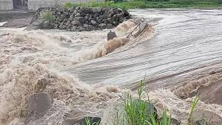 Download lagu LATEST UPDATE: FLASH FLOODS HIT THE NEW SRANDAKAN DAM. THE PROJECT'S RETAINING EMBANKMENT BREAKED... mp3