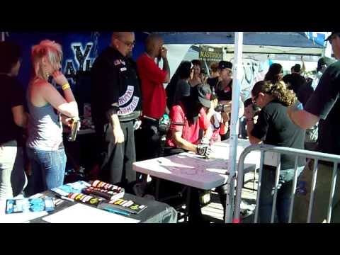 Sid Wilson(DJ Starscream) signing autographs at Mayhem Festival in Chicago