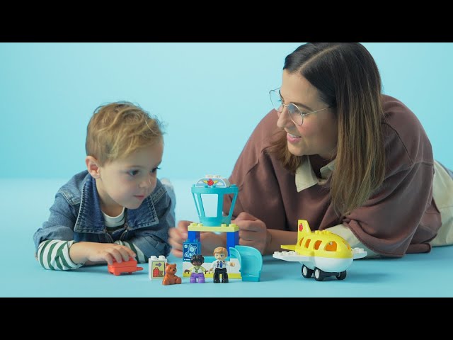 Vídeo relacionado con LEGO Duplo Mi Ciudad Primera Vez en el Aeropuerto - Juego Educativo para la Motricidad Fina con Avión de Juguete, 2 Figuras y Osito de Peluche - Regalo para Niños y Niñas de 2+ Años 10443