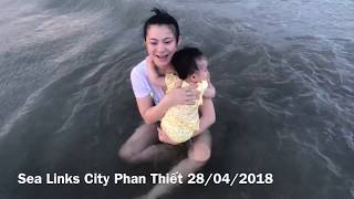 preview picture of video 'Khả Doanh tắm biển với mẹ tại Sea Links City Phan Thiết'
