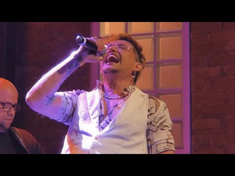 Ricky Vallen cantando "Você Me Vira a Cabeça" no show da Vanessa Jackson | 31.03.2023