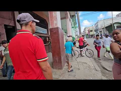 CUBA - A walk along 10 de Octubre, main street, La Habana