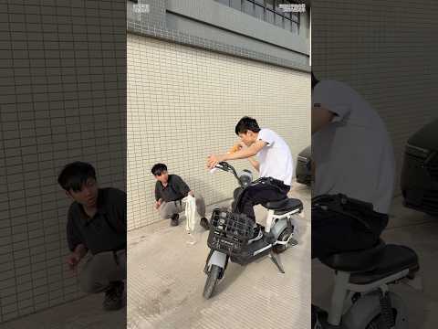 #搞笑 #沙雕剧情 #校园 #内容过于真实 校园追星时的生死时刻，绝处逢生呀！