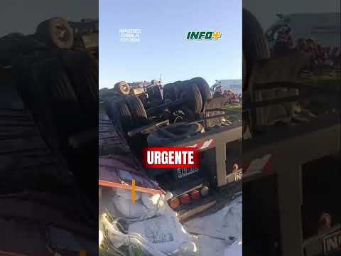Vuelco de camión con harina en Santa Fe desata avalancha de vecinos
