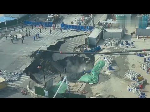 CHINA ROAD COLLAPSE: A HUGE SINKHOLE OPENED UP in SHANGHAI