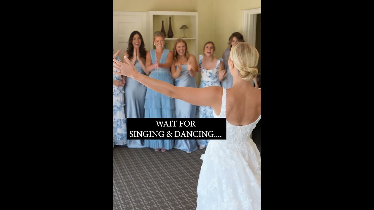 WOW! 😮What a wonderful first look the bride had with her bridesmaids! 🥰