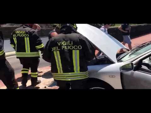 01a CON L’AUTO SUL MARCIAPIEDE, ROCAMBOLESCO INCIDENTE SUL PONTE SAN PANFILO