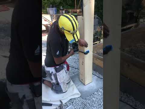 Sofia bygger en vattenpost till sin fru.