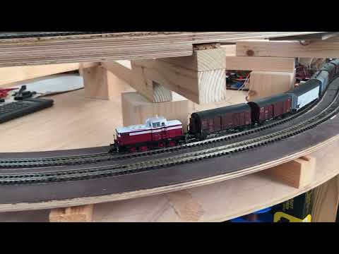 Modellbahn Spur TT - Fahrbetrieb 26   Eine Runde rum, im Zug und Schubbetrieb.