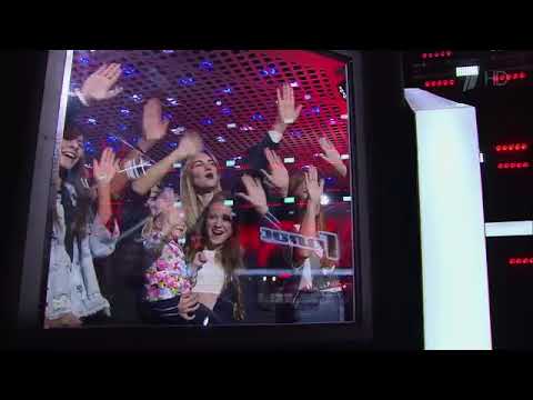 הזמרת הישראלית אמילי קופר עולה לשיר בתוכנית "דה וויס רוסיה"