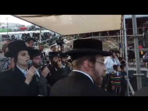 Motty Steinmetz & Ahrele Samet Sing @ Toldos Avraham Yitzchok Bonfire In Meron - 2017/5777