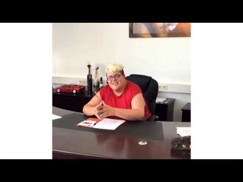 Hans Entertainment am Schreibtisch von Reifenhändler Sven Kovacs