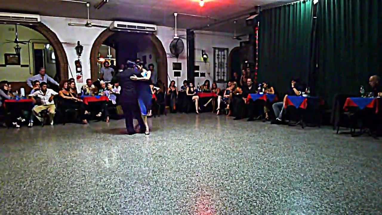 Julieta Qüesta y Rauli Choque bailan "Cantor de Barrio" (Ricardo Tanturi) en Milonga Luna de Tango