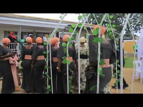 Hanson Baliruno and Chosen Becky performing Kapyaata