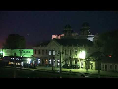 Ușor, ușor, pleacă aproape un tren din gara Comănești, ...